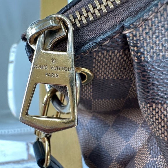 Louis Vuitton - Picture 9 of 14